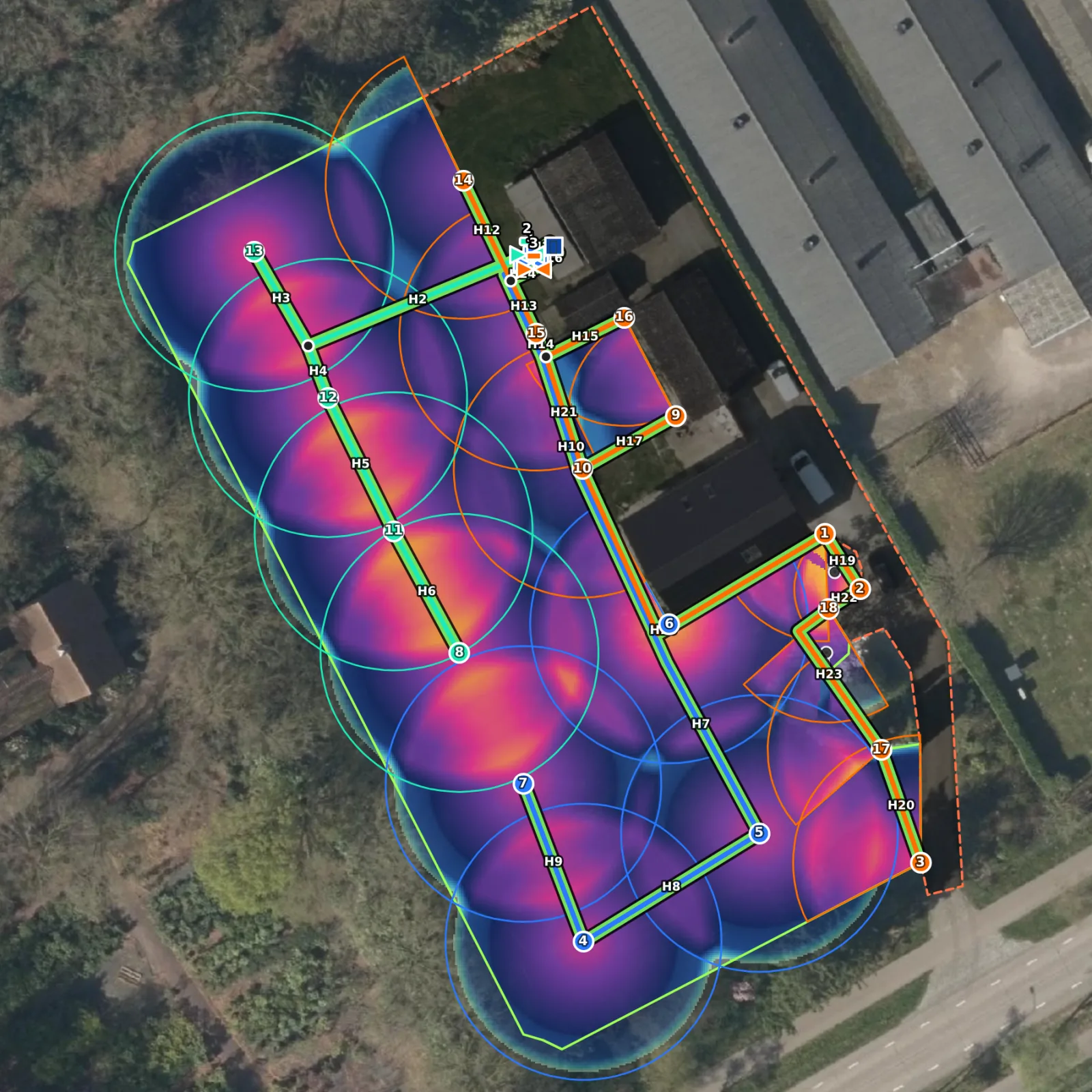 Prawdziwy ogród o powierzchni 3360 m² w Rainplot: 18 zraszaczy wynurzalnych w 3 sekcjach z rurami oraz mapa opadu na zdjęciu lotniczym